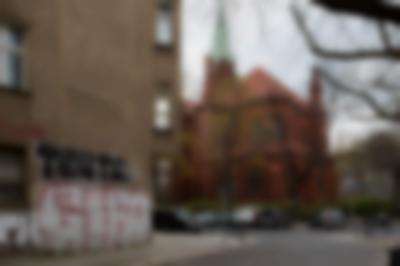 Along the sidewalk in Prenzlauer Berg, Berlin, 2021. The Gethsemanekirche – a central meeting point in the 1980s for opponents of the East German regime, and a crucial site of the demonstrations of the “Peaceful Revolution” in the autumn of 1989 that resulted in the fall of the Berlin Wall. Photo: Laura Fiorio.