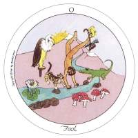 Round tarot card. In its outer edge, we can read 